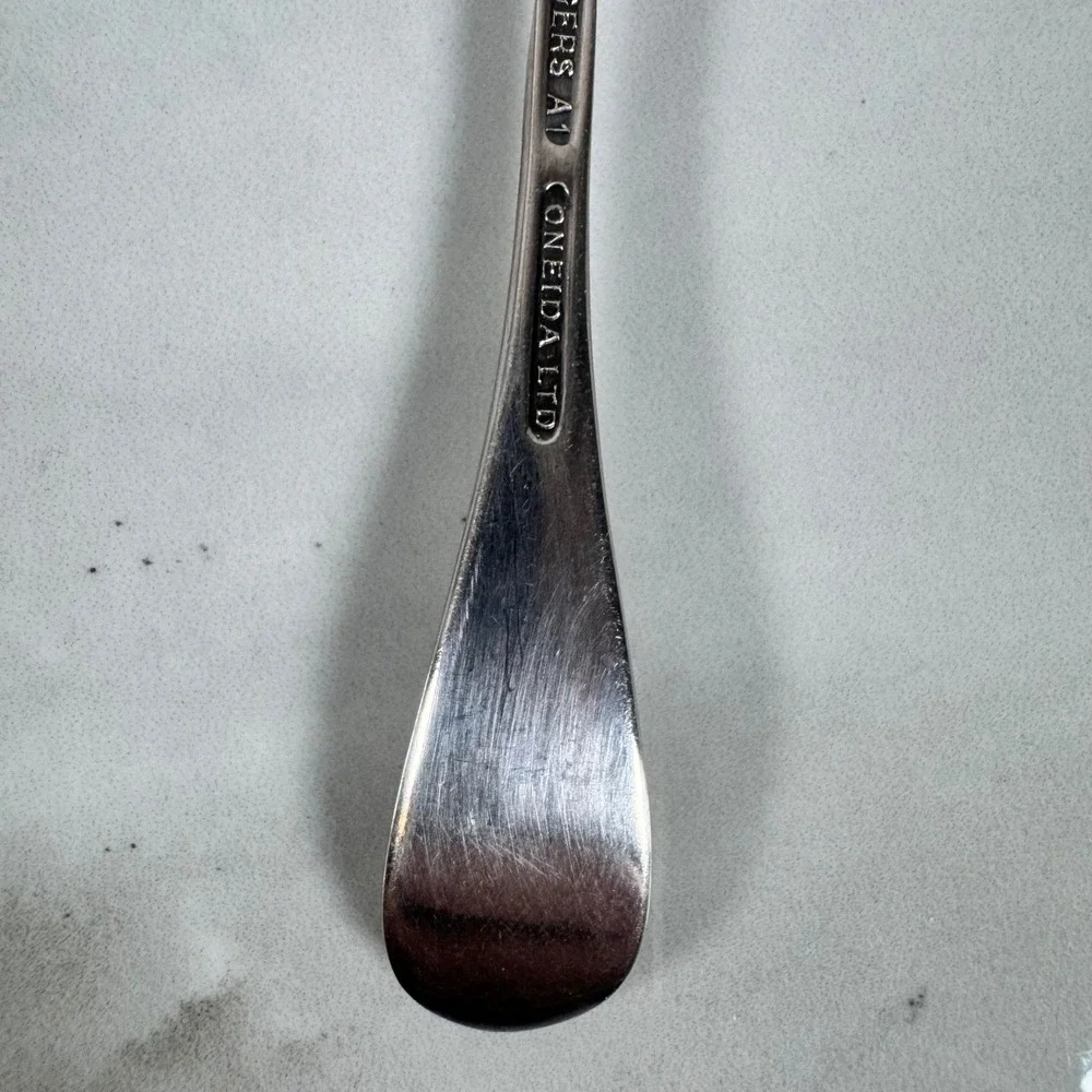 Vintage Oneida W.M. A. Rogers A1 Silver Plated Master Butter Knife Shell Pattern